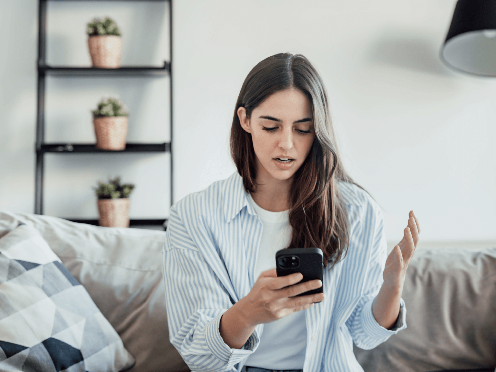 Persona en Costa Rica preocupada revisando papeles de un prestamista informal.