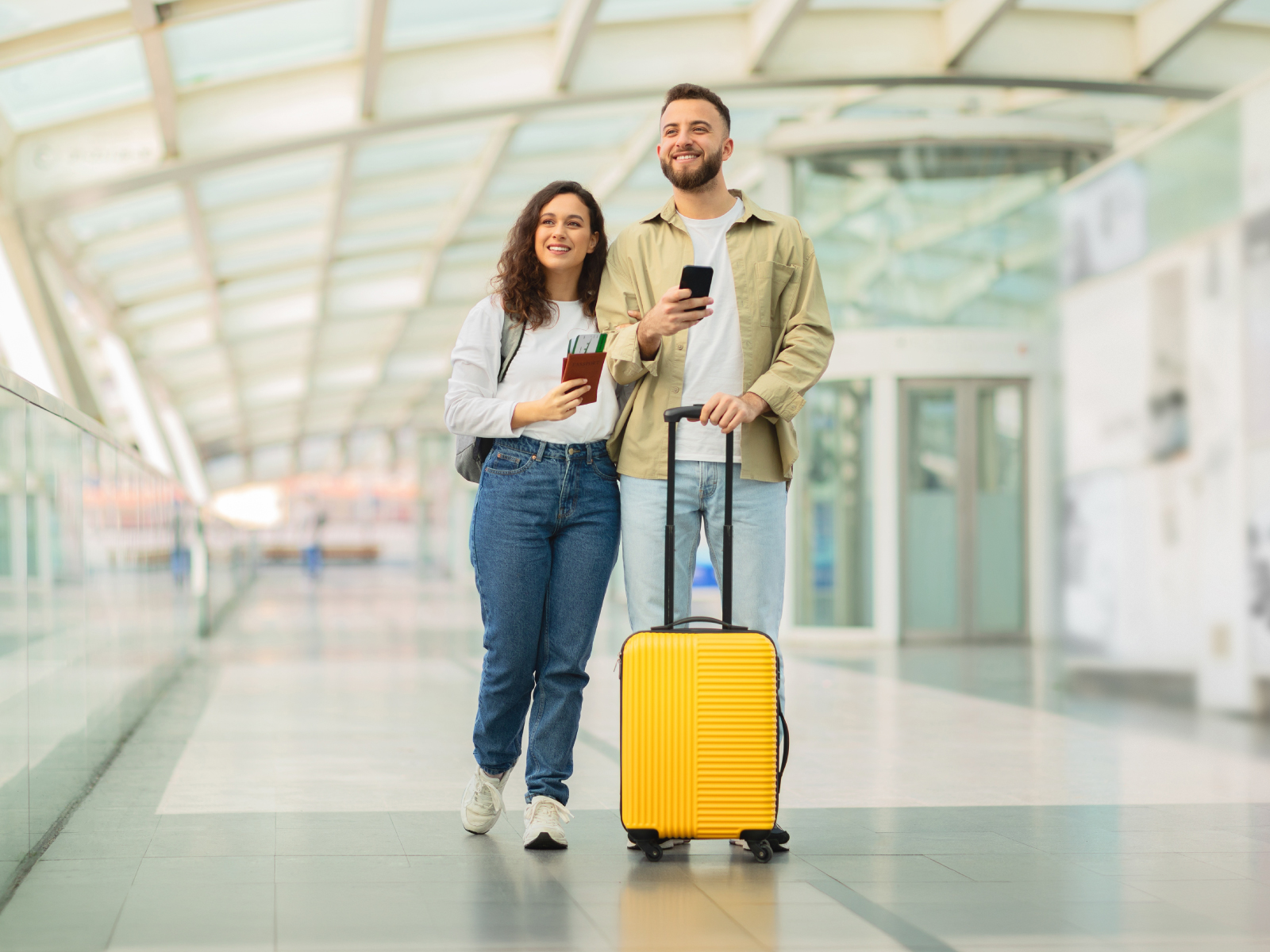 Grupo de amigos ticos compartiendo gastos de viaje mediante transferencias electrónicas.